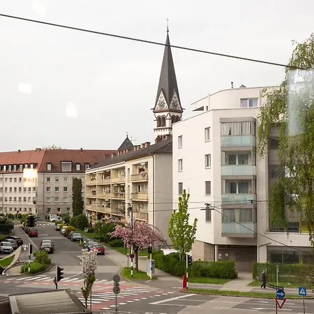 Base Business And Family, 2bedrooms And Workspace Apartment